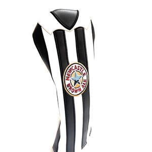 Peut inclure: Housse de club de golf &agrave; rayures noires et blanches, avec le logo Newcastle Brown Ale. La housse a un design de col et est faite d'un mat&eacute;riau durable. Le logo est circulaire avec du texte et une &eacute;toile.