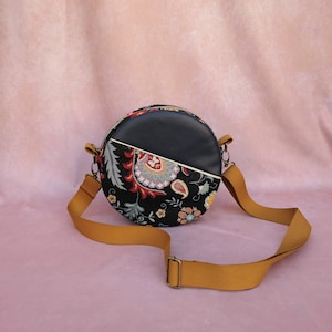 Sac rond noir à fleurs et simili cuir bleu marine