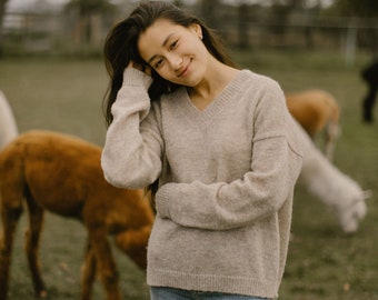 Suéter de punto a mano de gran tamaño ALPACA, suéter de lana de mujer de cuello en V, jersey de lana de mujer tejido a mano, regalos de Navidad para mamá, regalos de alpaca para ella