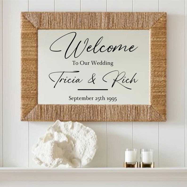 Peut inclure: Une pancarte de mariage encadr&eacute;e avec un cadre en osier naturel. La pancarte indique "Bienvenue &agrave; notre mariage Tricia & Rich Septembre 25th 1995".