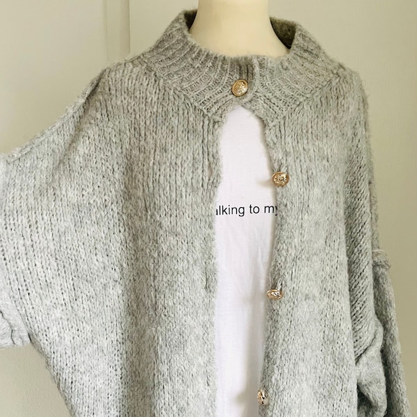 Flauschiger oversized Cardigan mit golden Knöpfen - Hellgrau - SCHUHZWANG