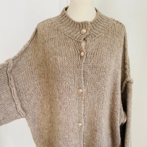 Flauschiger oversized Cardigan mit golden Knöpfen Hellgrau SCHUHZWANG Bild 3