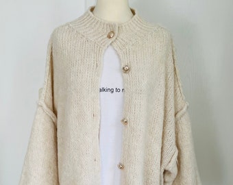 Flauschiger oversized Cardigan mit golden Knöpfen - Creme - SCHUHZWANG