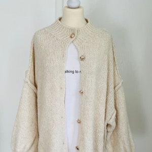 Flauschiger oversized Cardigan mit golden Knöpfen Creme SCHUHZWANG Bild 1