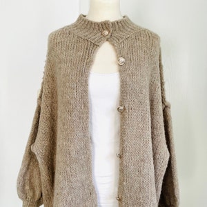 Flauschiger oversized Cardigan mit golden Knöpfen Hellgrau SCHUHZWANG Bild 4