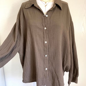 Oversized kurze Musselinbluse XS-XL Hemd Dunkel-Taupe schuhzwang Bild 3