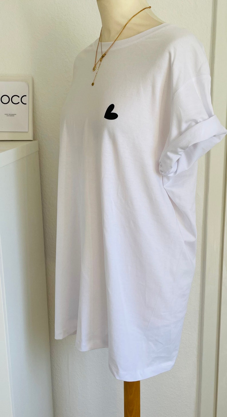 Oversized Round Neck Shirt Weiß mit Herzchen Schwarz SCHUHZWANG Bild 5