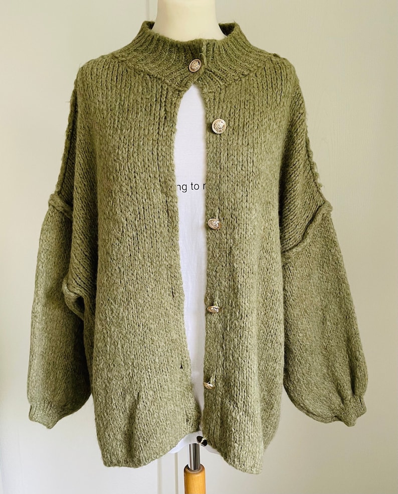 Flauschiger oversized Cardigan mit golden Knöpfen Hellgrau SCHUHZWANG Bild 6