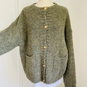 Bouclé Cardigan Khaki mit golden Knöpfen XS-XL Strickjacke SCHUHZWANG Bild 2