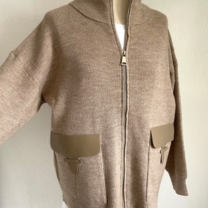 Zipper-Jacke Turtleneck Strickjacke Cardigan Beige SCHUHZWANG Bild 3