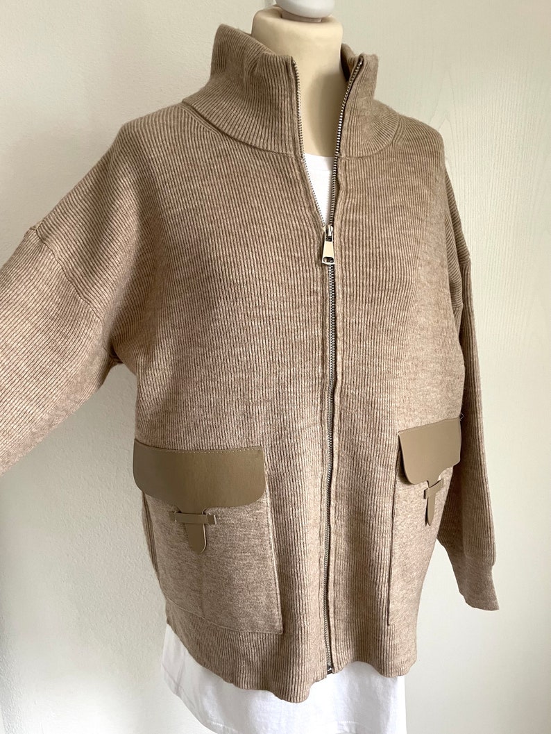 Zipper-Jacke Turtleneck Strickjacke Cardigan Beige SCHUHZWANG Bild 3