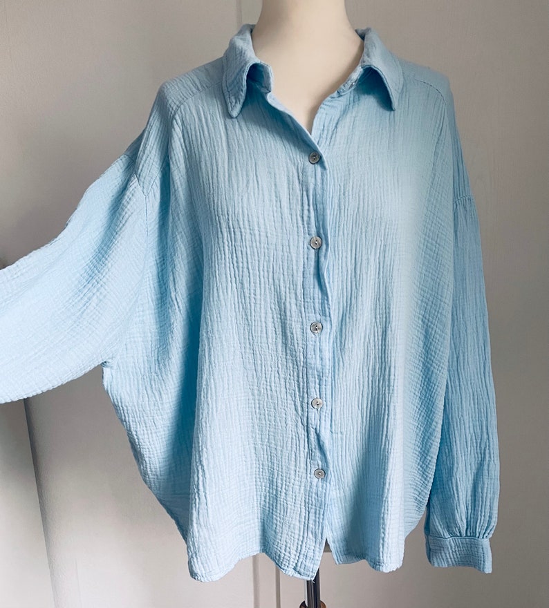 Oversized kurze Musselinbluse XS-XL Hemd Hellblau SCHUHZWANG Bild 2