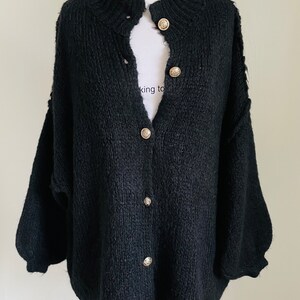 Flauschiger oversized Cardigan mit golden Knöpfen Hellgrau SCHUHZWANG Bild 5