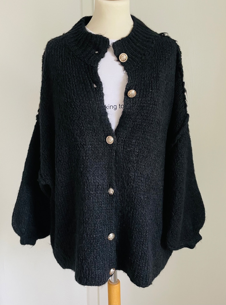 Flauschiger oversized Cardigan mit golden Knöpfen Hellgrau SCHUHZWANG Bild 5