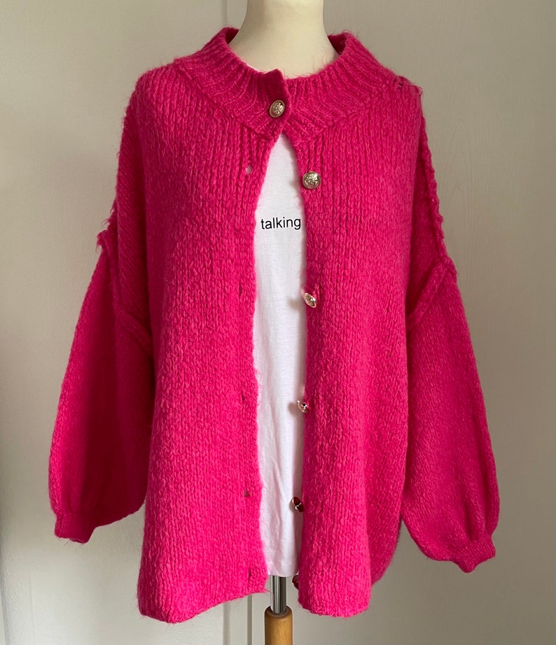 Flauschiger oversized Cardigan mit golden Knöpfen Hellgrau SCHUHZWANG Bild 9