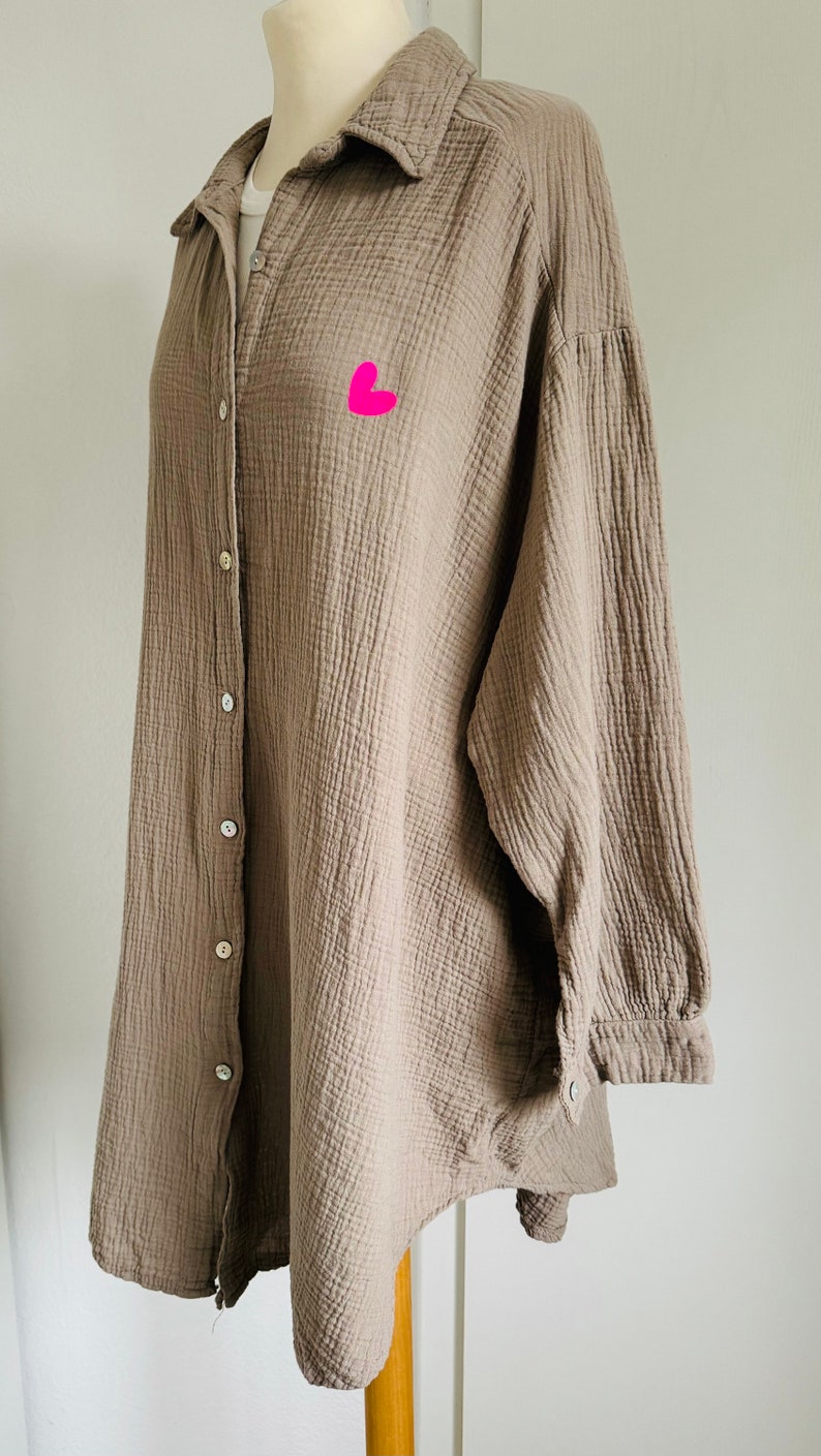 Muslin blouse LITTLE HEART oversized long taupe/neon pink SCHUHZWANG image 3