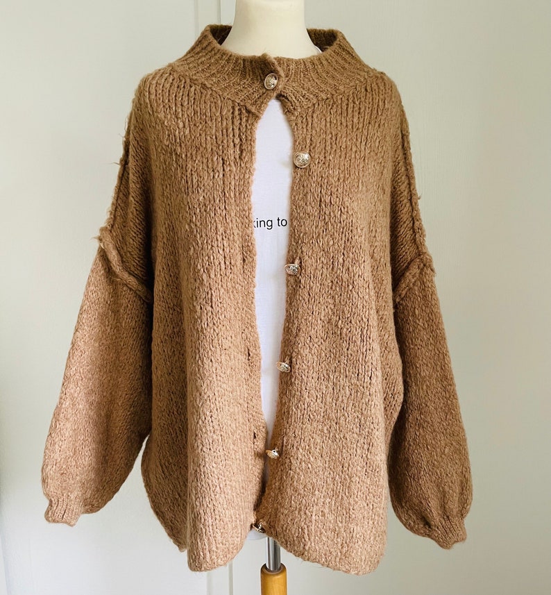 Flauschiger oversized Cardigan mit golden Knöpfen Hellgrau SCHUHZWANG Bild 8