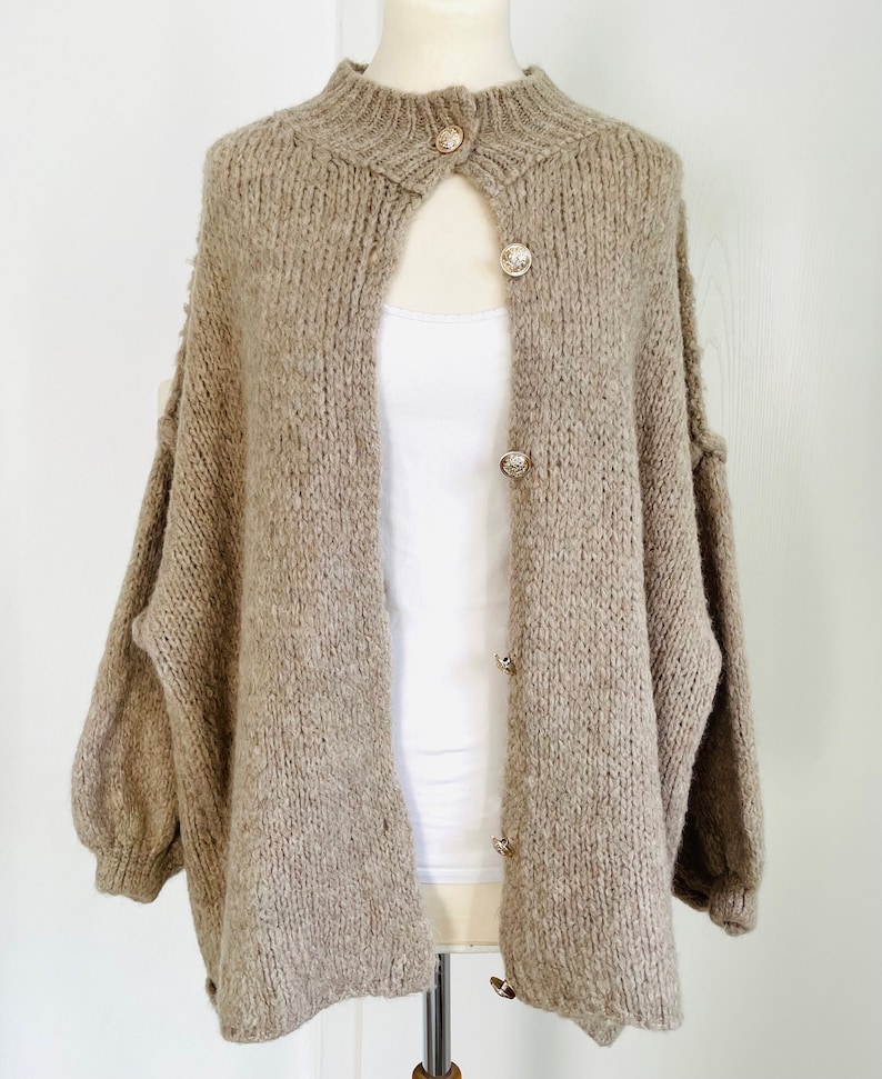 Flauschiger oversized Cardigan mit golden Knöpfen Hellgrau SCHUHZWANG Bild 4