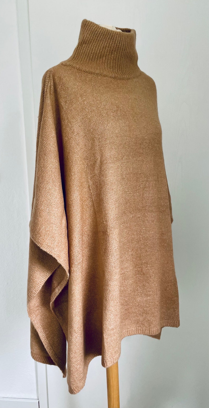 PONCHO Turtleneck Camel SCHUHZWANG Bild 2