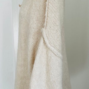 Flauschiger oversized Cardigan mit golden Knöpfen Creme SCHUHZWANG Bild 4