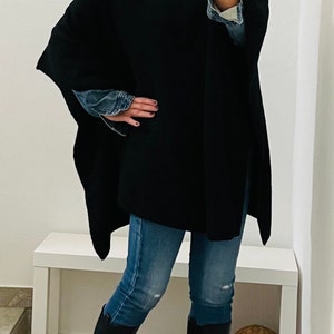 PONCHO Turtleneck Hellgrau SCHUHZWANG Bild 3