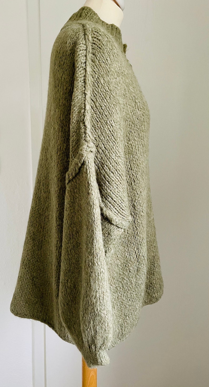 Flauschiger oversized Cardigan mit golden Knöpfen Hellgrau SCHUHZWANG Bild 7