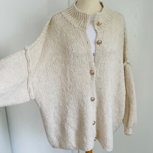 Flauschiger oversized Cardigan mit golden Knöpfen Creme SCHUHZWANG Bild 2