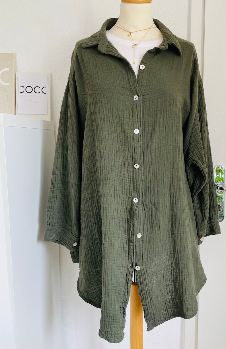 Oversized Musselinbluse XS-XXL Hemd Dunkel-Khaki Olive schuhzwang Bild 4