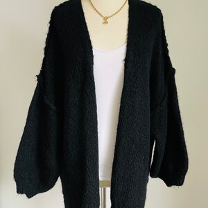 Flauschiger oversized Cardigan Schwarz SCHUHZWANG Bild 2