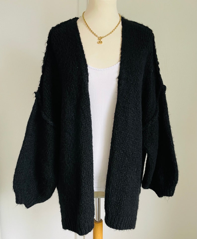 Flauschiger oversized Cardigan Schwarz SCHUHZWANG Bild 2