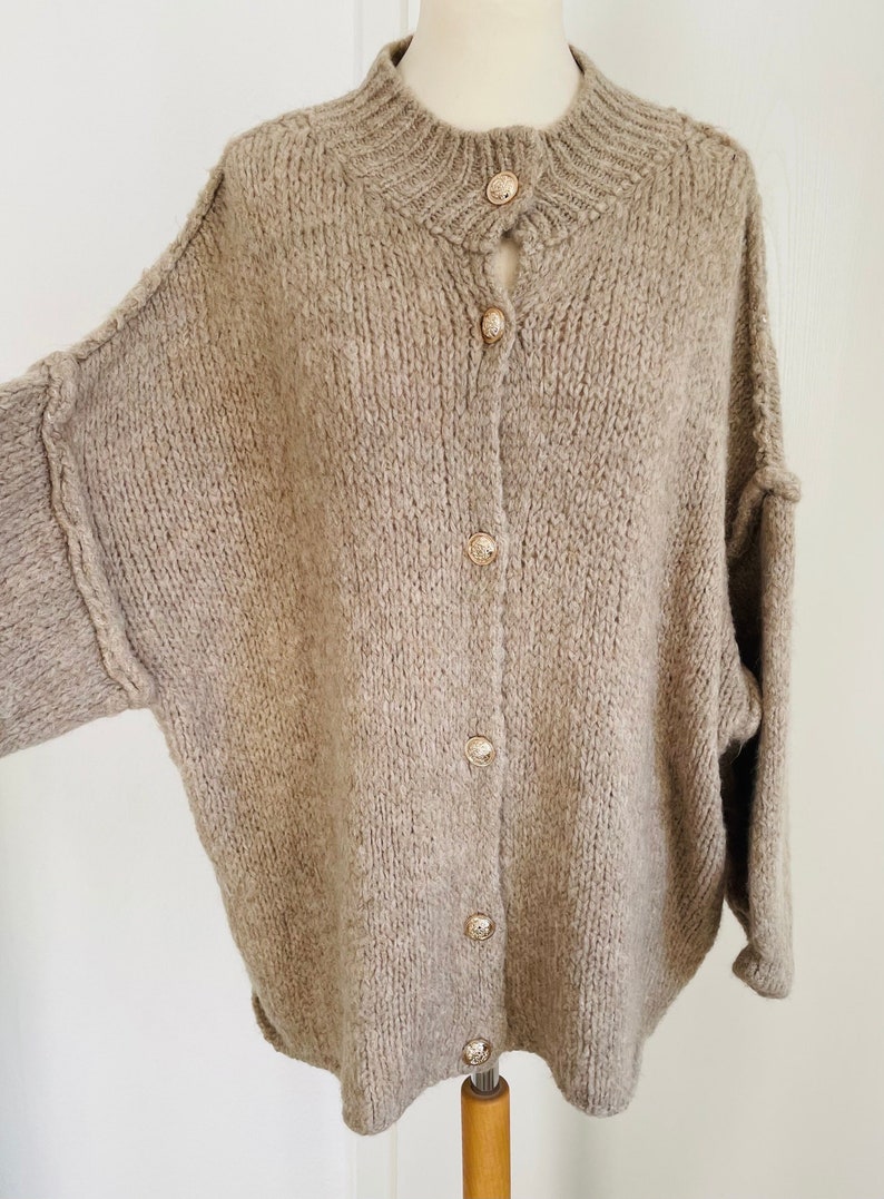 Flauschiger oversized Cardigan mit golden Knöpfen Hellgrau SCHUHZWANG Bild 3