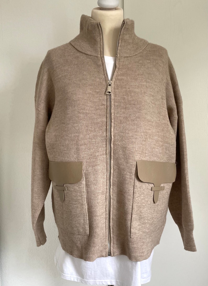 Zipper-Jacke Turtleneck Strickjacke Cardigan Beige SCHUHZWANG Bild 2