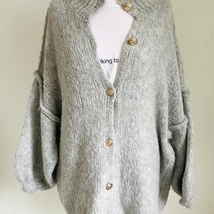 Flauschiger oversized Cardigan mit golden Knöpfen Hellgrau SCHUHZWANG Bild 2