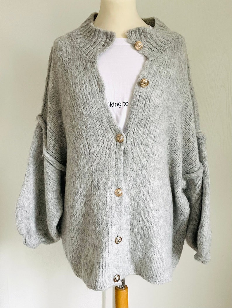 Flauschiger oversized Cardigan mit golden Knöpfen Hellgrau SCHUHZWANG Bild 2