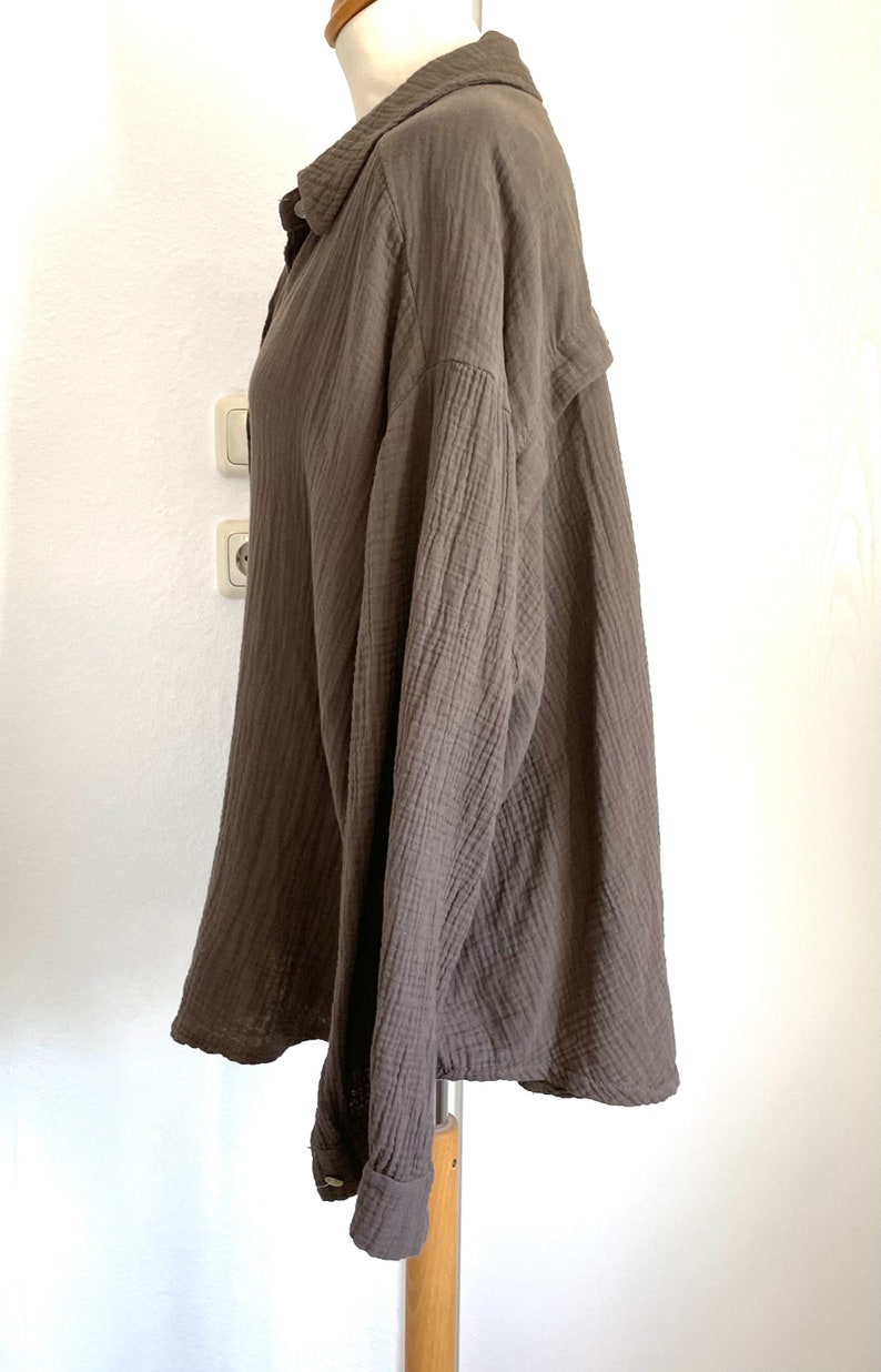 Oversized kurze Musselinbluse XS-XL Hemd Dunkel-Taupe schuhzwang Bild 4