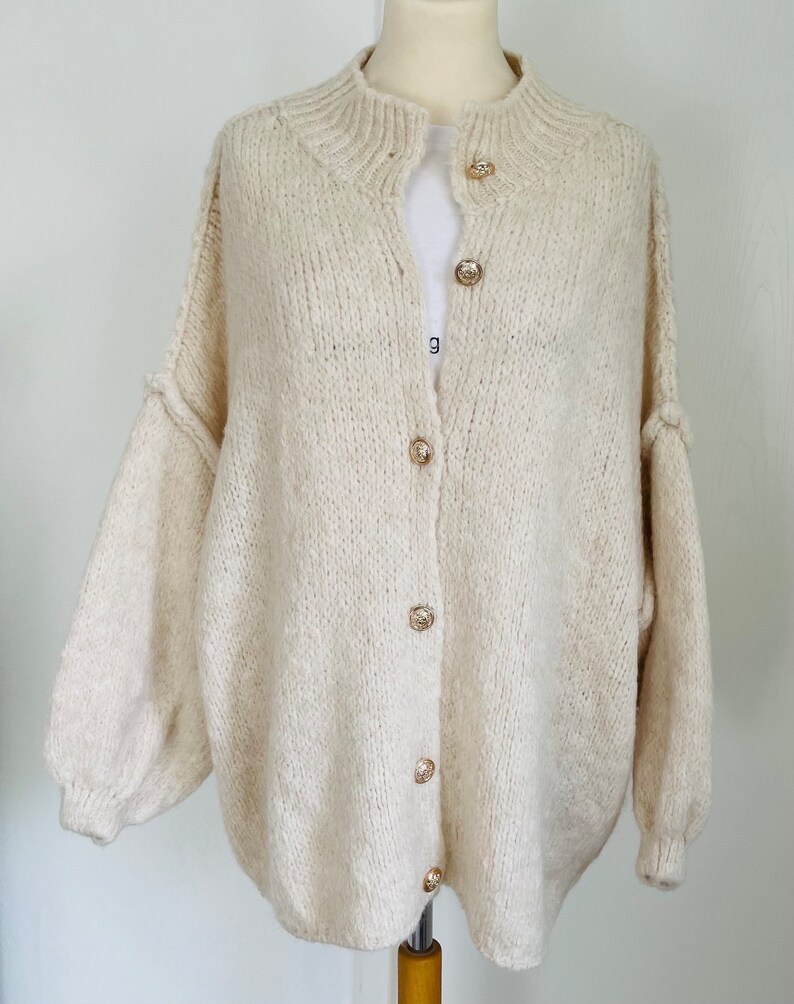 Flauschiger oversized Cardigan mit golden Knöpfen Creme SCHUHZWANG Bild 3