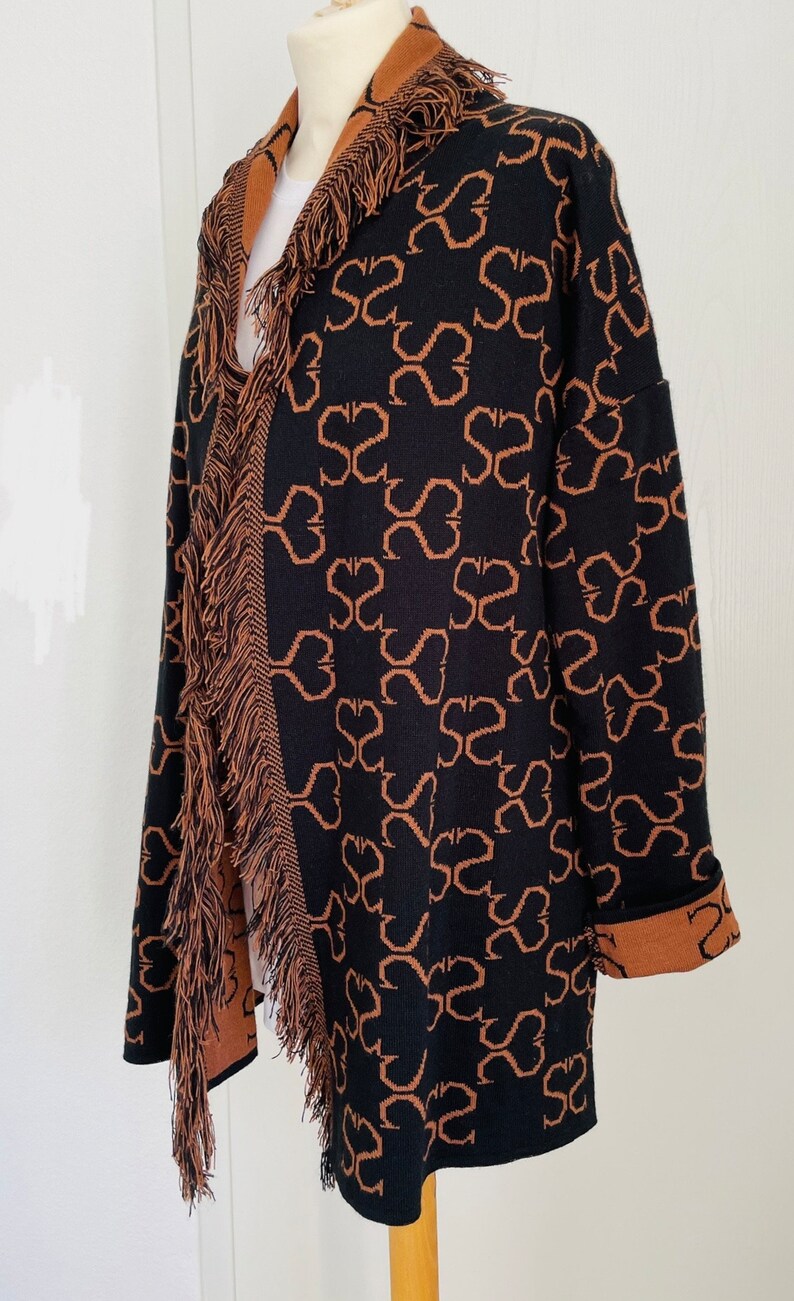 Allover-Logo-Muster Cardigan Schwarz/Cognac mit Gürtel Schalkragen Strickjacke SCHUHZWANG Bild 2