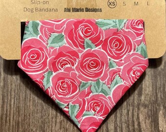 Personalizowana bandana dla psa z różami: ręcznie robiony, elastyczny szalik dla zwierząt