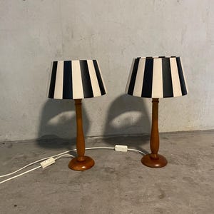 Set di lampade da tavolo vintage in pino biondo con paralumi monocromatici a righe, anni '90