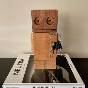 Oggetto in legno di design olandese Robot Harrie di MARK VRINZEN