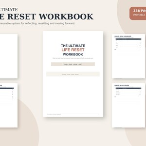 Può includere: Un quaderno di esercizi digitale intitolato The Ultimate Life Reset Workbook di 338 pagine. Il layout include un indice, una dashboard degli obiettivi, un tracker delle abitudini e una pagina di revisione di 90 giorni con testo blu e terracotta.