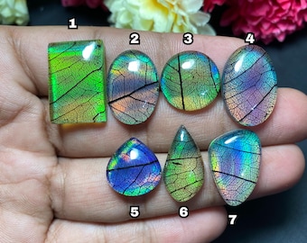 Cabochon a doppietto di opale Aurora con design a foglia, pietra preziosa iridescente con forme miste per la creazione di gioielli