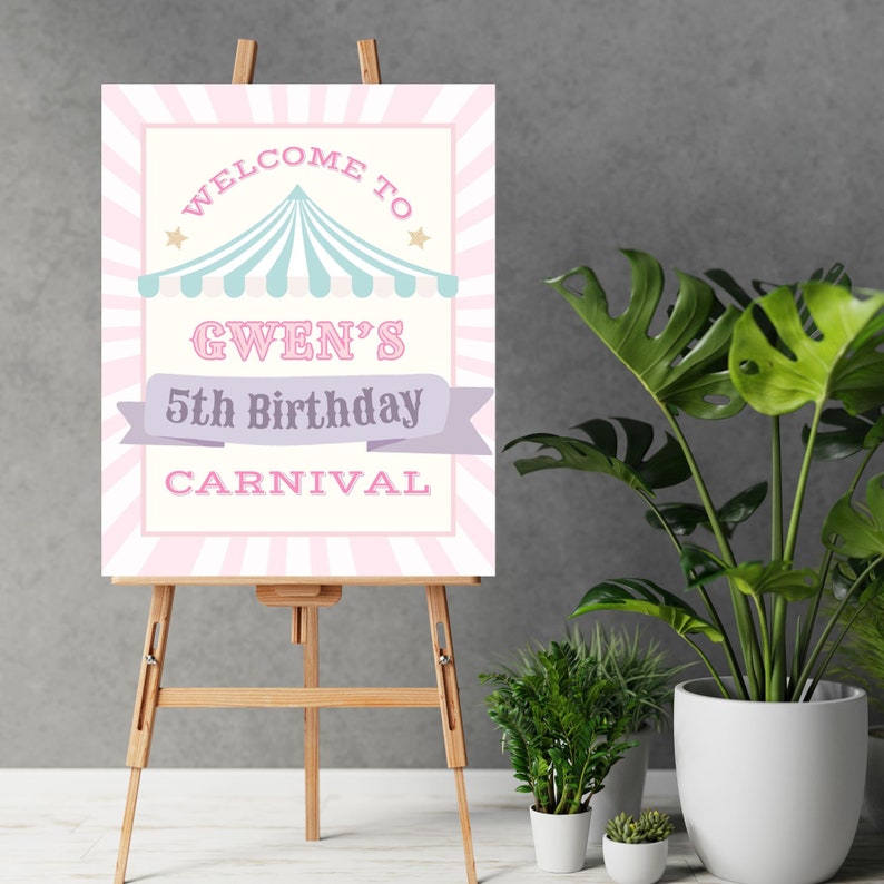 Puede incluir: Un cartel de bienvenida rosa y blanco con una carpa de dibujos animados y el texto "Bienvenido al Carnaval del 5&ordm; cumplea&ntilde;os de Gwen".