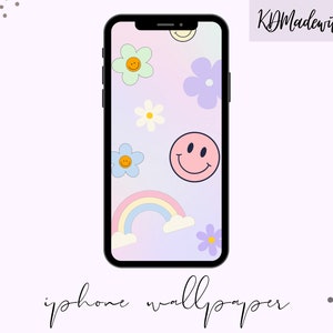 以下が含まれることがあります： 虹、スマイリー、花が描かれた、紫、ピンク、青のグラデーションの携帯電話の壁紙。右上に「KDMadewithgrace」というテキストがあります。