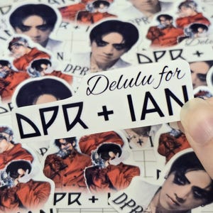 Puede incluir: Una colección de pegatinas con un hombre de pelo negro y camisa blanca. Las pegatinas tienen el texto "DPR + IAN" y "Delulu for DPR + IAN".