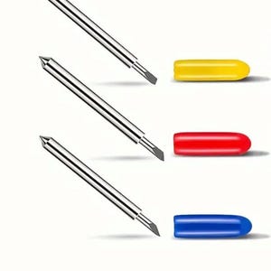 Può includere: Tre lame da artigianato argentate con tappi giallo, rosso e blu. Le lame sono utilizzate per tagliare carta, tessuto e altri materiali.