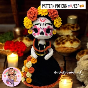 Puede incluir: Muñeca de ganchillo al estilo de una calavera de azúcar, con un vestido negro con detalles florales naranjas y amarillos. La muñeca tiene una corona de flores y pintura facial de calavera. El texto "PATTERN PDF ENG / ESP" es visible.