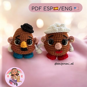Puede incluir: Dos muñecos amigurumi de ganchillo con forma de patata. Uno lleva un sombrero negro y zapatos azules, el otro un sombrero blanco y zapatos rojos. Los muñecos tienen ojos grandes negros, orejas pequeñas y están sobre un fondo rosa. El texto de la imagen dice "PDF ESP/ENG" y "@amigurumi_ak".