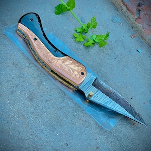 Coltello pieghevole Damasco fatto a mano: manico in Micarta rossa, regalo per lo sposo
