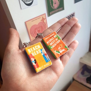 Personalisierter Schlüsselanhänger mit Mini-Büchern, Geschenk für Bücherliebhaber, für Urlaubsbekanntschaften, Strandlektüre, ästhetischer Charme für Bücherfreunde, Geschenkideen